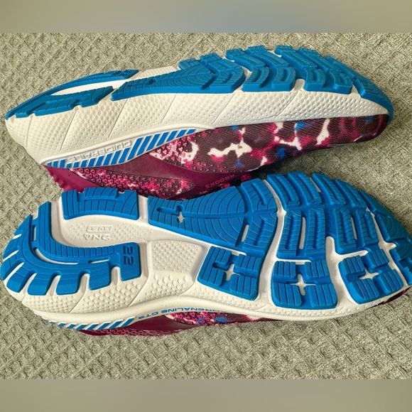 Women’s Adrenaline GTS 22 shoes. Special limited edition color. Like new. - Picture 7 of 7